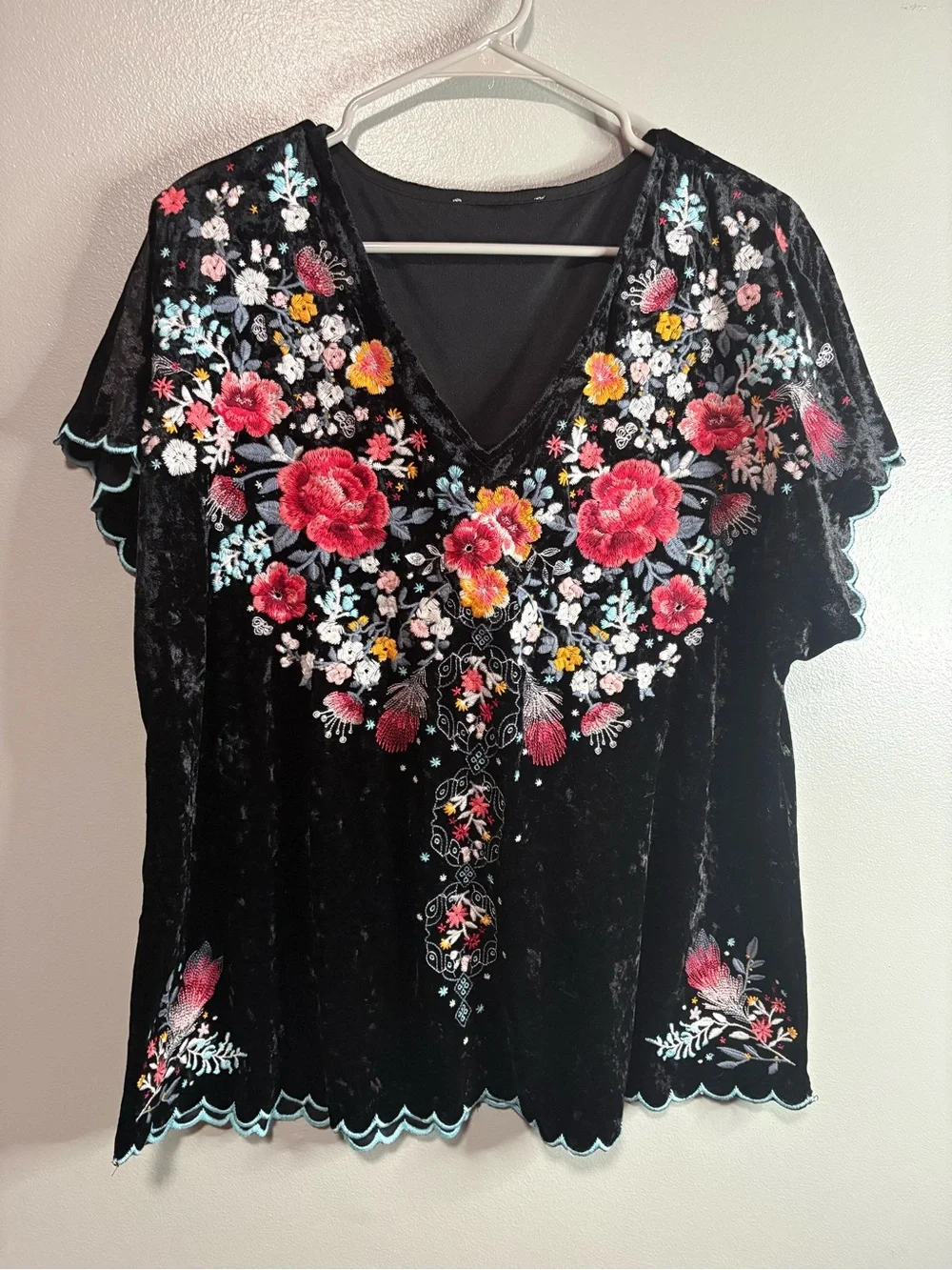 Velvet Embroidered Floral Boho Top 1X Black Short Sleeve V-Neck - Picture 1 of 3